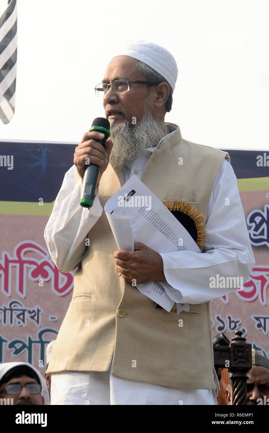 kolkata india 04th dec 2018 west bengal jamiat ulema e hind president siddiqullah chowdhury address the rally of jamiat ulema e hind at rr avenue credit saikat paulpacific pressalamy live news R6EMP1