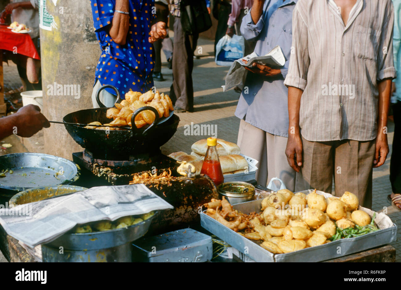 Snacks, Groundnut Cooking Oil Used for Frying Vadas on Roadside Food Stall, India Stock Photo