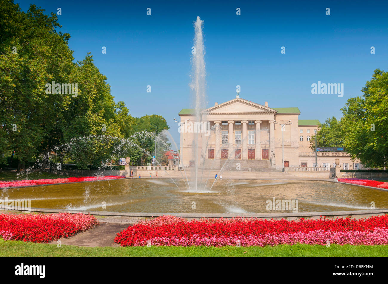 Poznan Stanis Aw Moniuszko Great Theatre (Opera) Building With Fountain