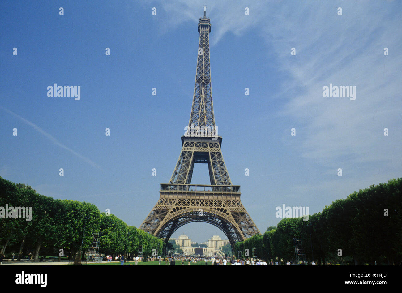 Le tour eiffel hi-res stock photography and images - Alamy