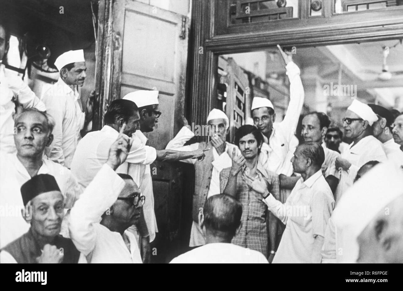 Mumbai stock exchange inside Black and White Stock Photos & Images Alamy