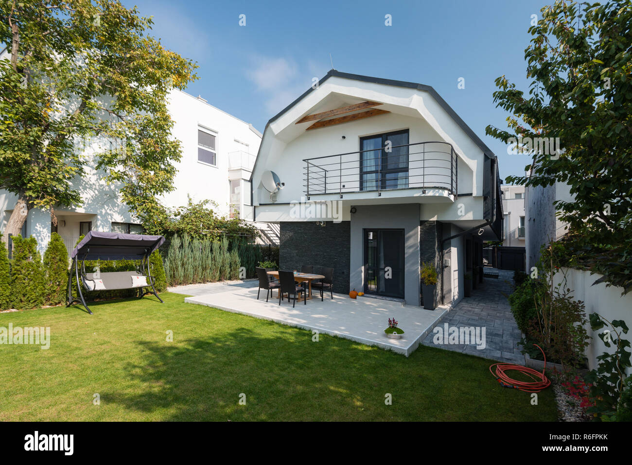 Modern house exterior hi-res stock photography and images - Alamy