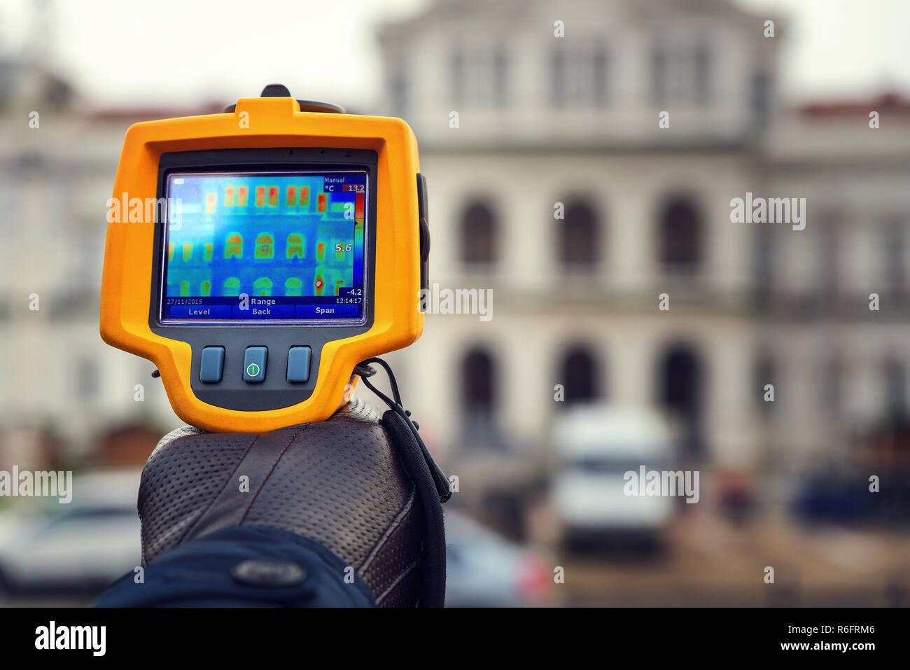 https://c8.alamy.com/comp/R6FRM6/heat-loss-inspection-infrared-thermal-camera-R6FRM6.jpg