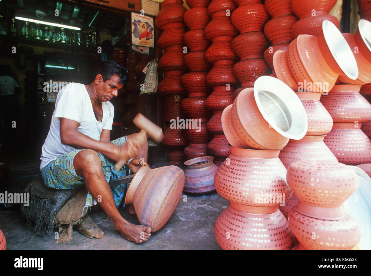Indian handicraft, sculptor making copper pots, tanjore, Thanjavur, tamil nadu, india, asia Stock Photo