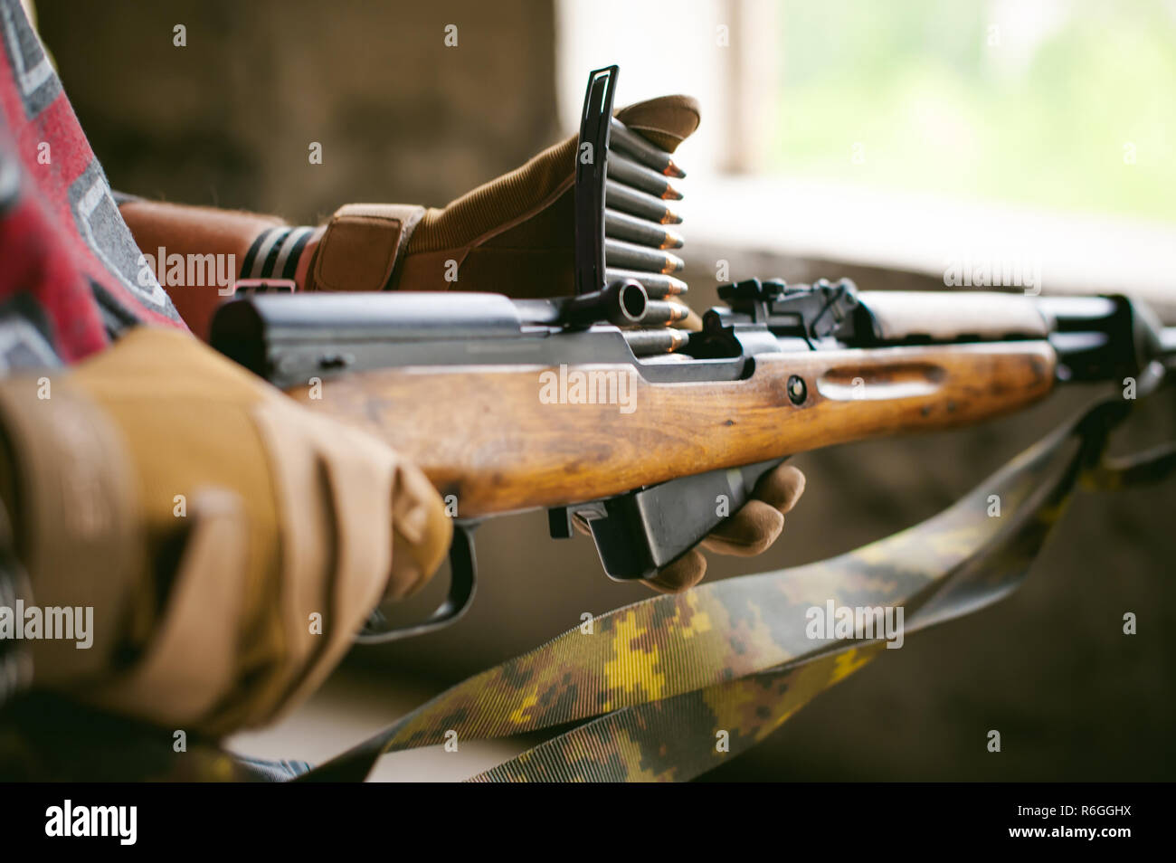 Soldier shooting assault rifle reloading hi-res stock photography and ...