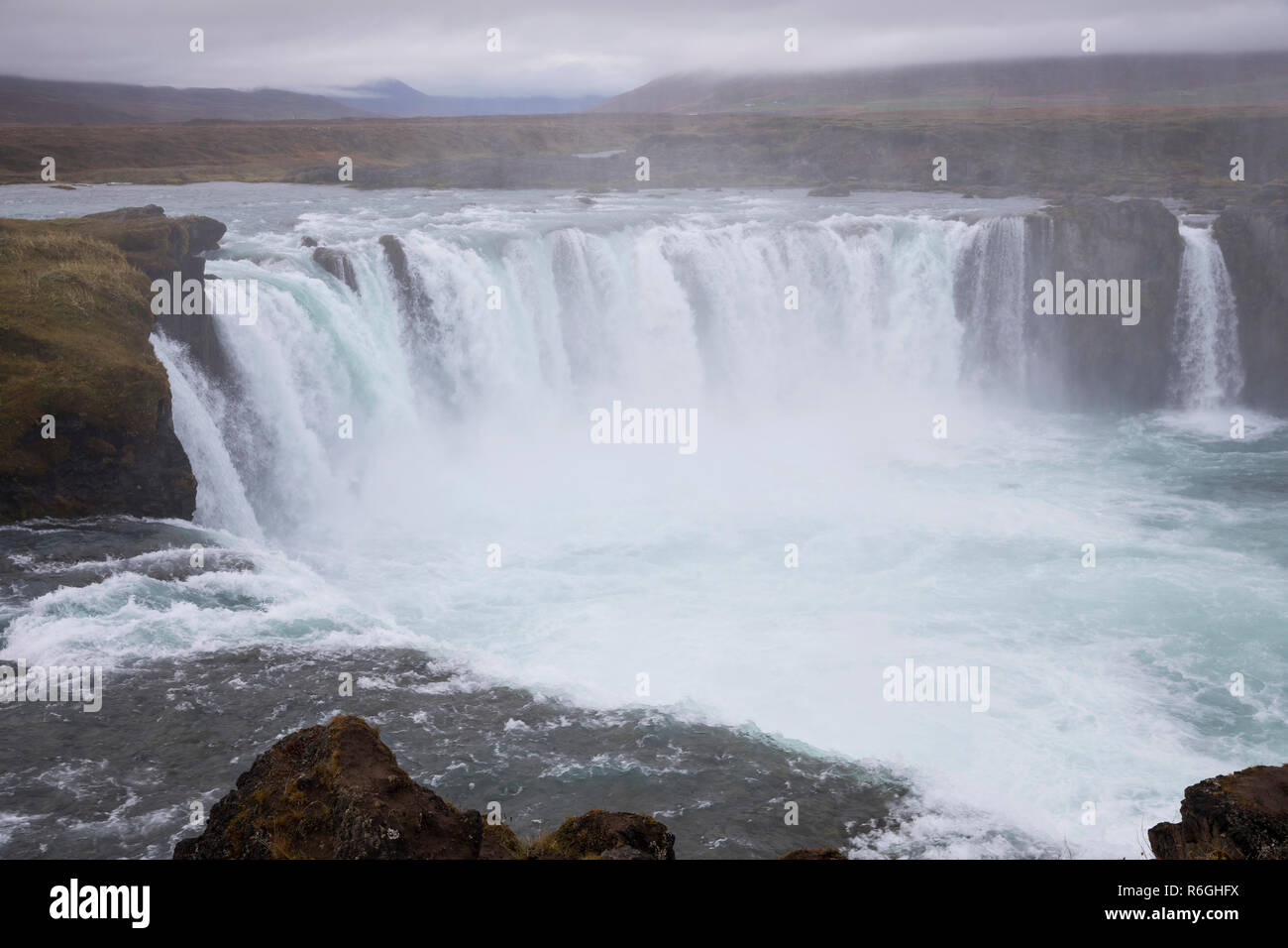 Goðafoss, Godafoss, Wasserfall auf Island, 'Götterwasserfall'. Das Wasser des Skjálfandafljót stürzt über einer Breite von 158 m, die von drei Felsen  Stock Photo
