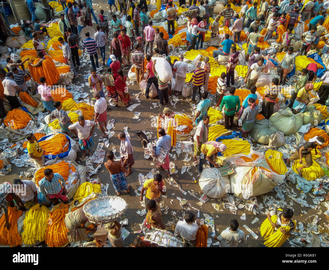 CALCUTTA, KOLKATA, INDIA - NOVEMBER 04, 2018: People buying and selling flowers and garlands at the flower market near mullick ghat on November 04, 20 Stock Photo