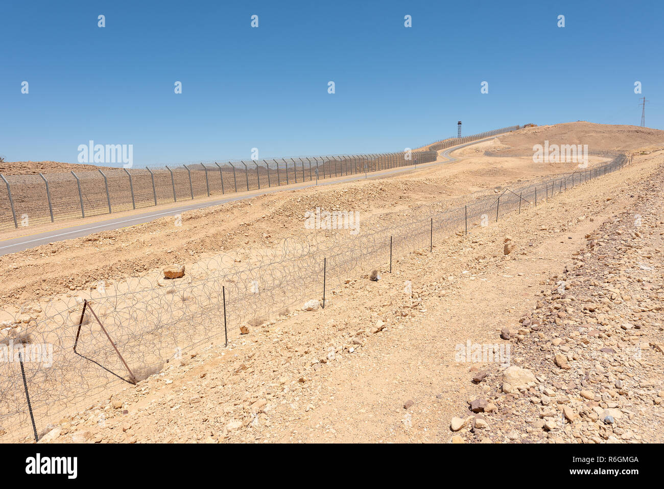Israel Egypt border fence in the Negev and Sinai deserts Stock Photo
