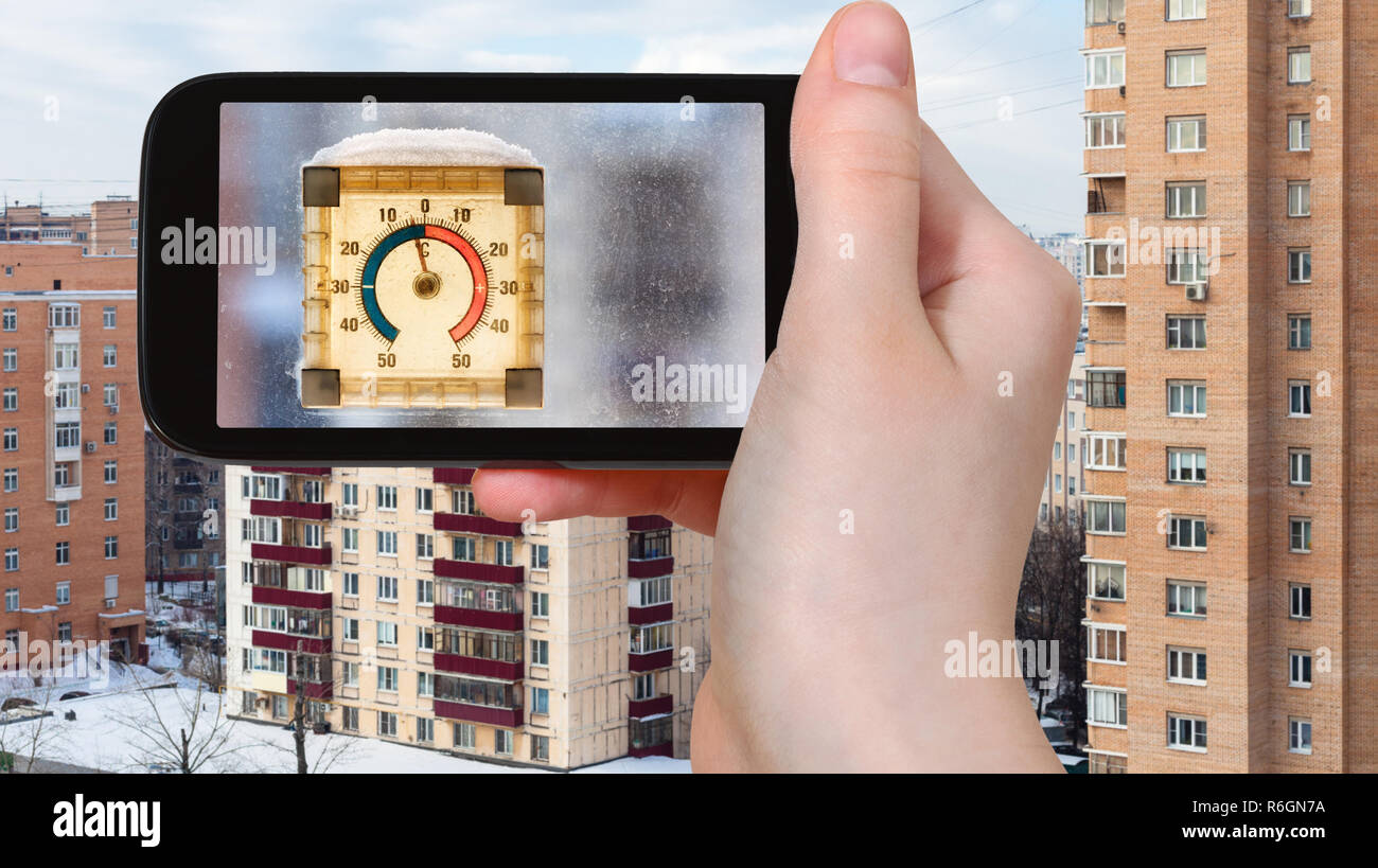 https://c8.alamy.com/comp/R6GN7A/tourist-photographs-outdoor-thermometer-in-moscow-R6GN7A.jpg