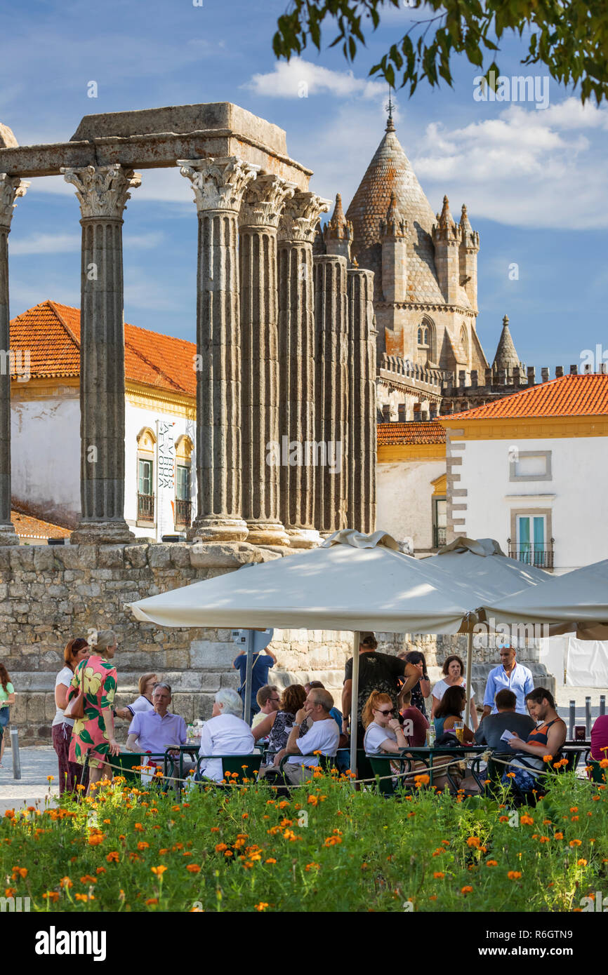 Templo Romano dating from the 2nd century AD and the Quiosque Jardim Diana cafe with the Se behind in afternoon sun, Evora, Alentejo, Portugal, Europe Stock Photo