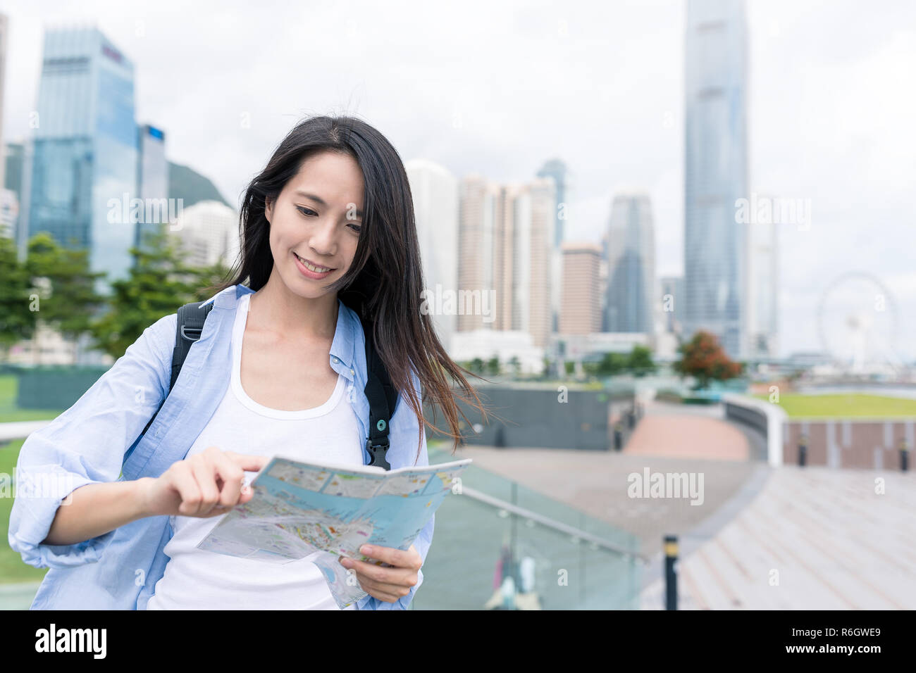 Travel woman visit Hong Kong and using city map Stock Photo - Alamy