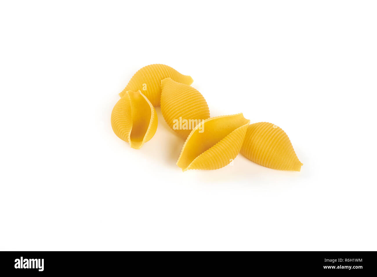 Pile pasta shells hi-res stock photography and images - Alamy