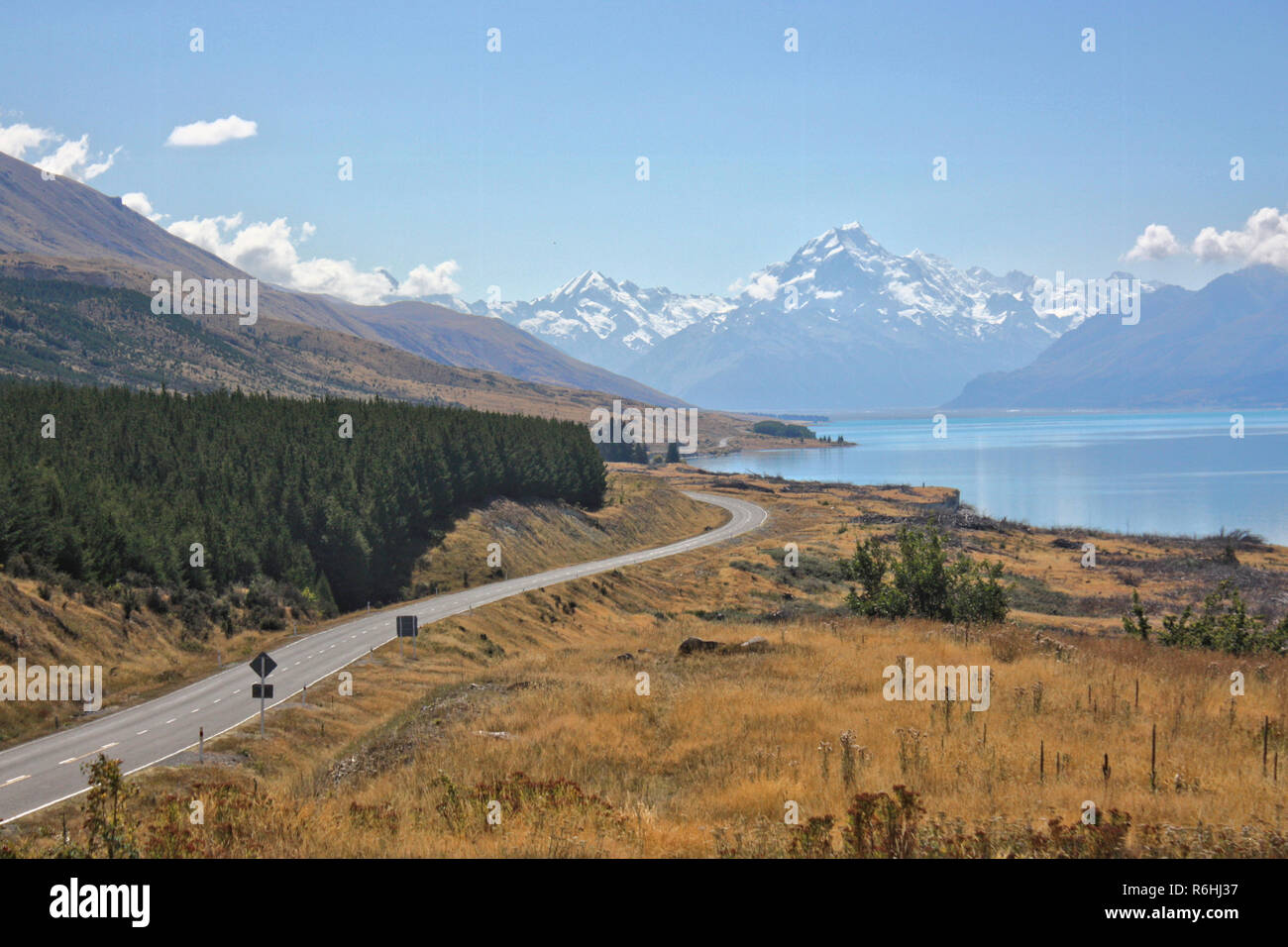 Winding road by a lake leading to Aoraki / Mt Cook in New Zealand. Stock Photo
