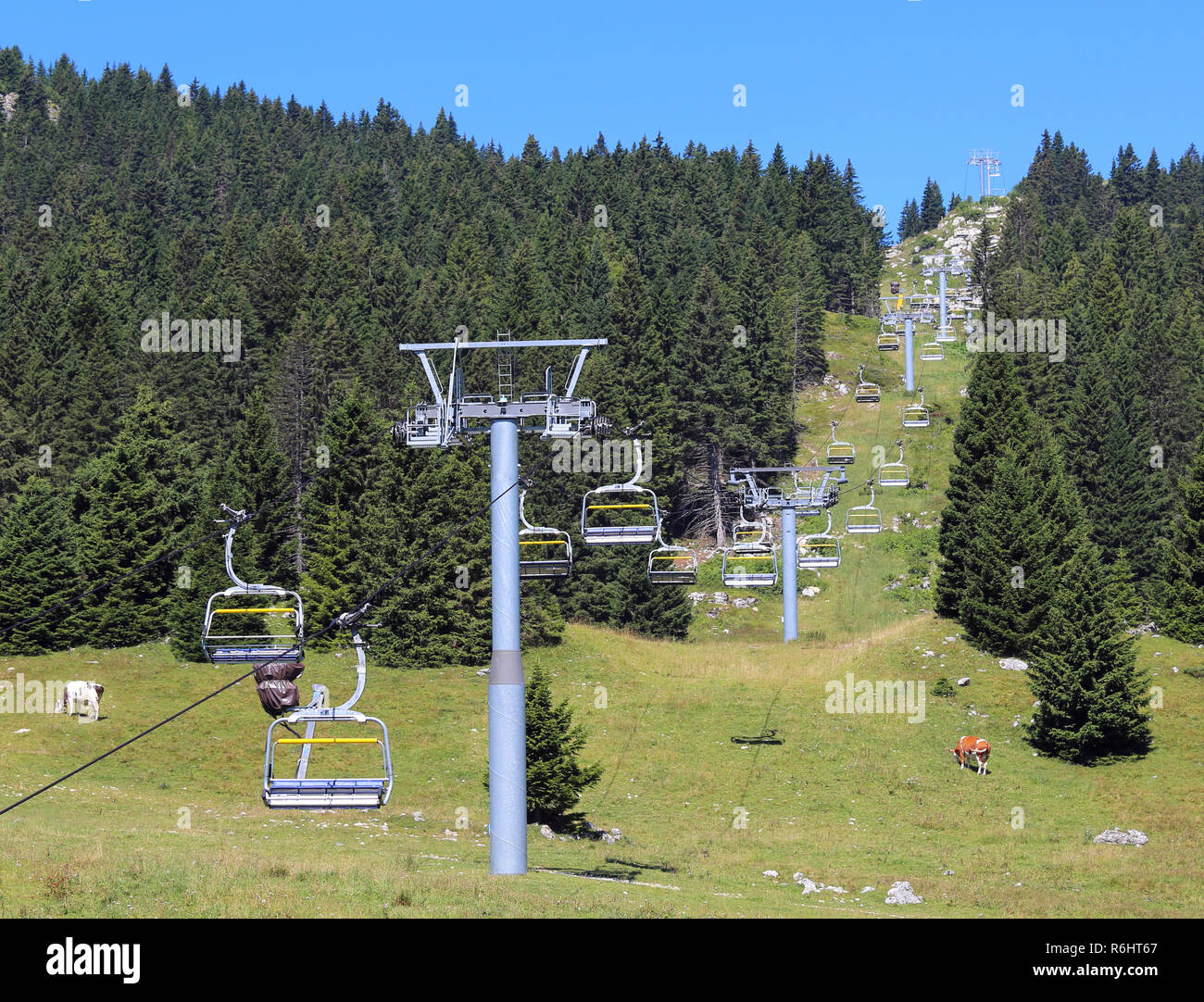 Open air chair lift hi-res stock photography and images - Alamy