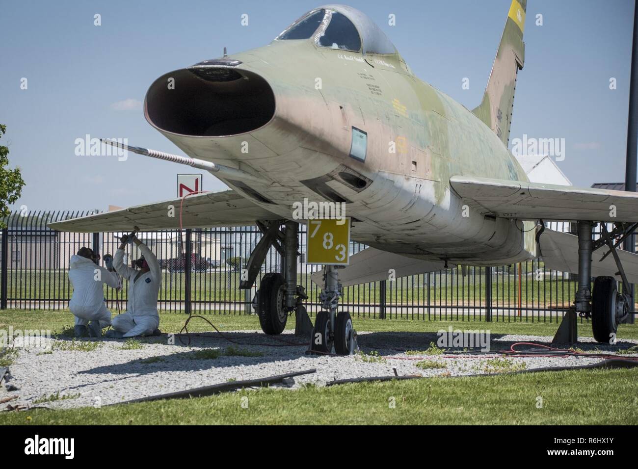 Members of the 179th Maintenance Group from the 179th Airlift Wing ...