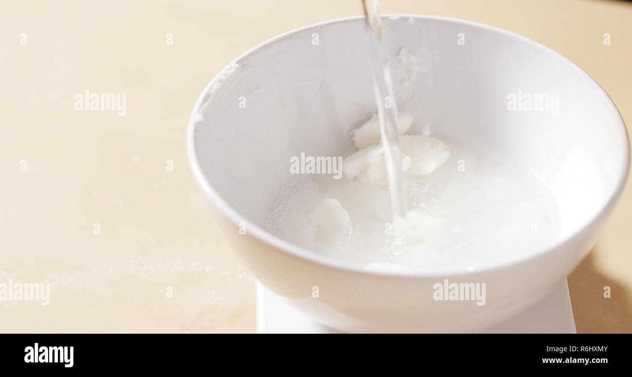 Measure the mixing on bowl Stock Photo Alamy