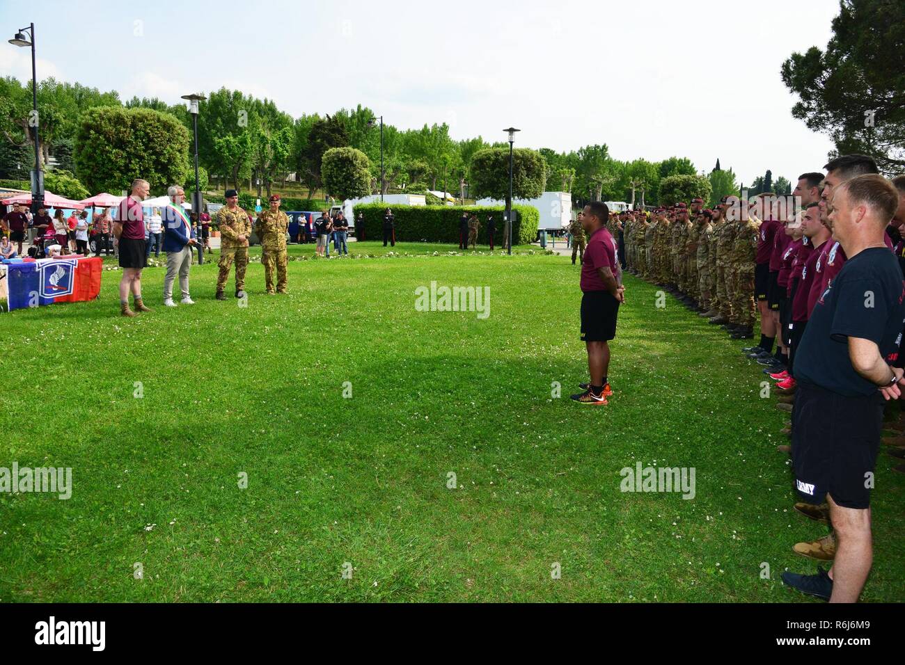 U.S. Army Paratroopers assigned to 1st Battalion, 503rd Infantry Regiment, 173rd Airborne Brigade, Italian Army Paratroopers from the 4th Regimento Paracadutisti Alpini and the Brigata Folgore, and Italian Army Lagunari soldiers during the closing ceremony at lake Garda near Pacengo, Italy, May 18, 2017.. Stock Photo