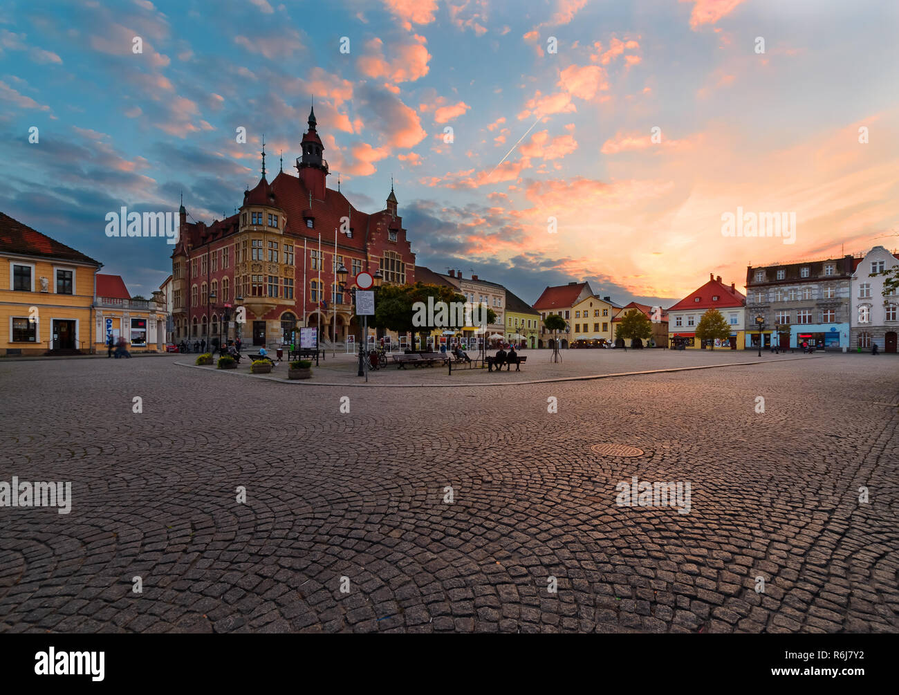 https://c8.alamy.com/comp/R6J7Y2/town-hall-in-the-central-square-of-tarnowskie-gory-silesia-poland-R6J7Y2.jpg