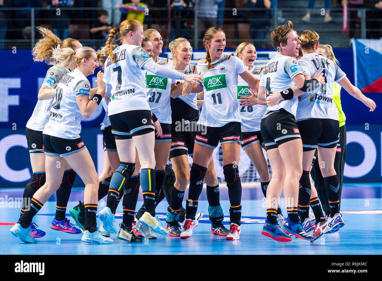 05 December 2018, France (France), Brest: Handball, women: EM, Germany -  Czech Republic preliminary round, group D, 3rd matchday in the Brest Arena.  The German players cheer for their victory after the