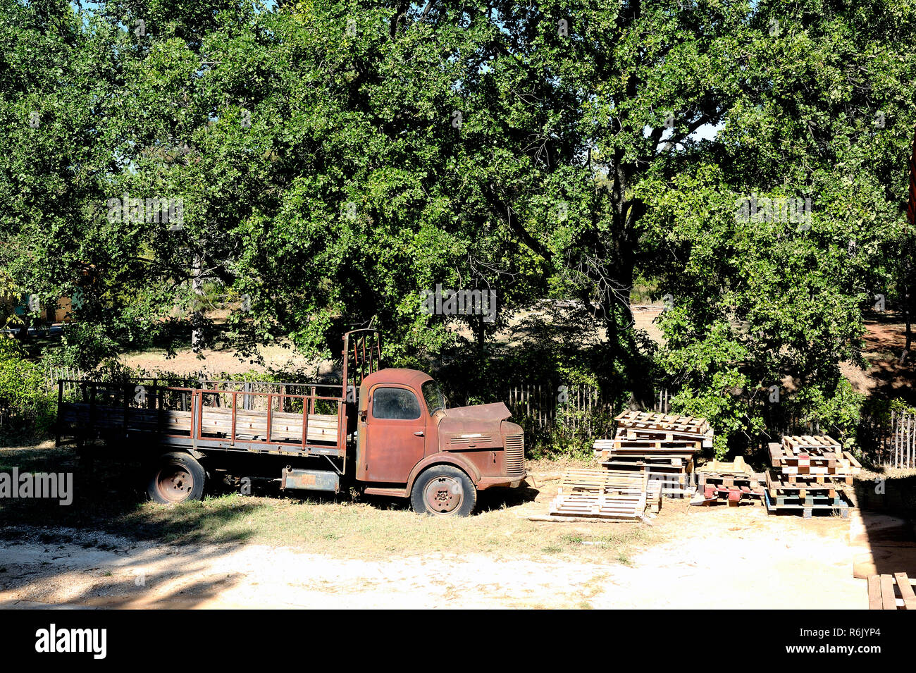 a rusty old truck abandoned Stock Photo - Alamy