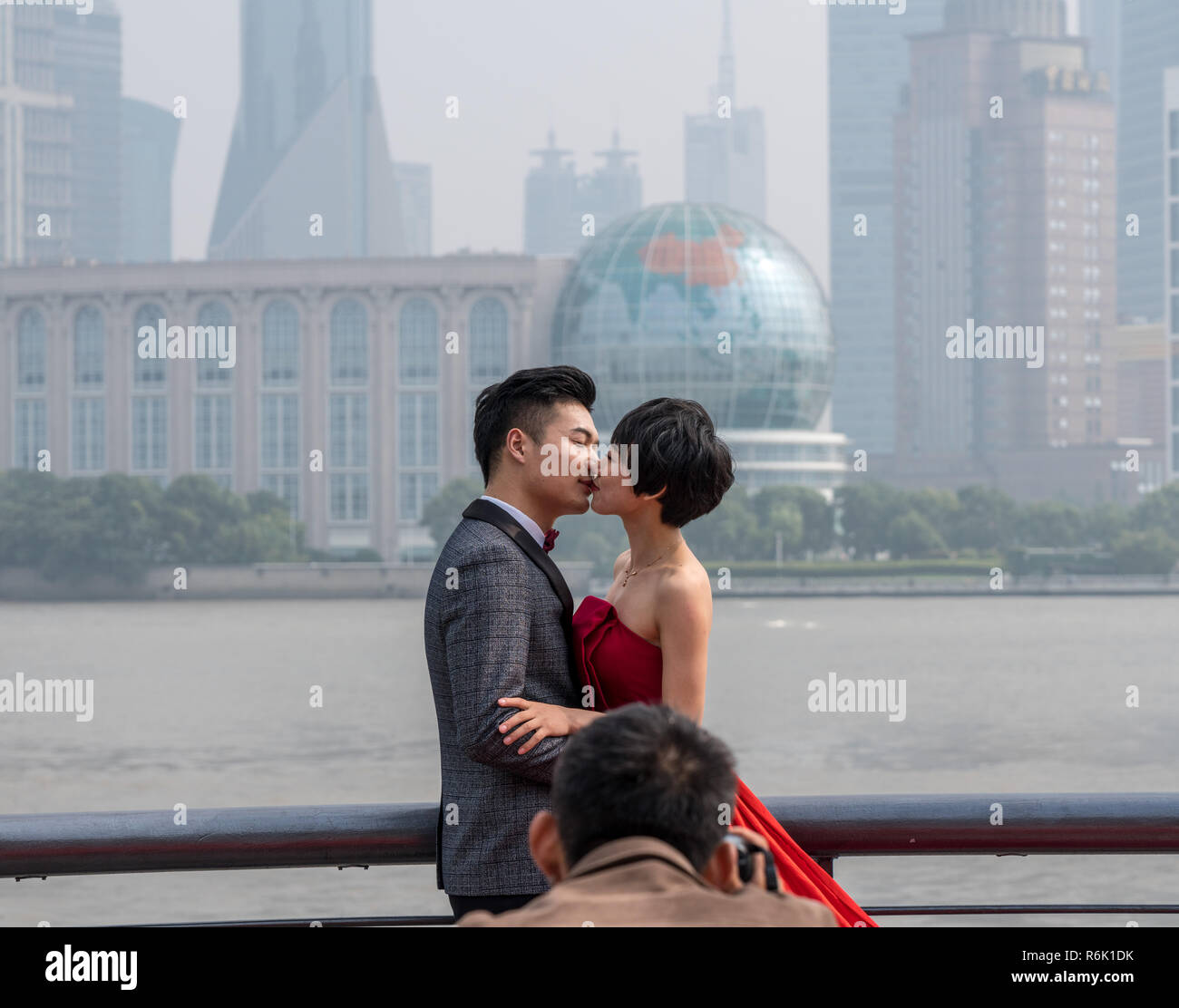 Couple having wedding photographs taken on the Bund in Shanghai Stock Photo