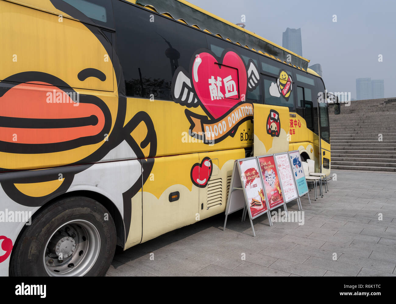 Blood donation coach parked in Shanghai Stock Photo