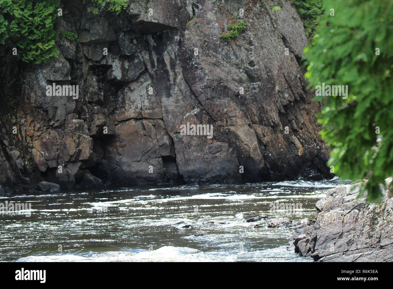 Cascade d'eau et nature / River in nature Stock Photo