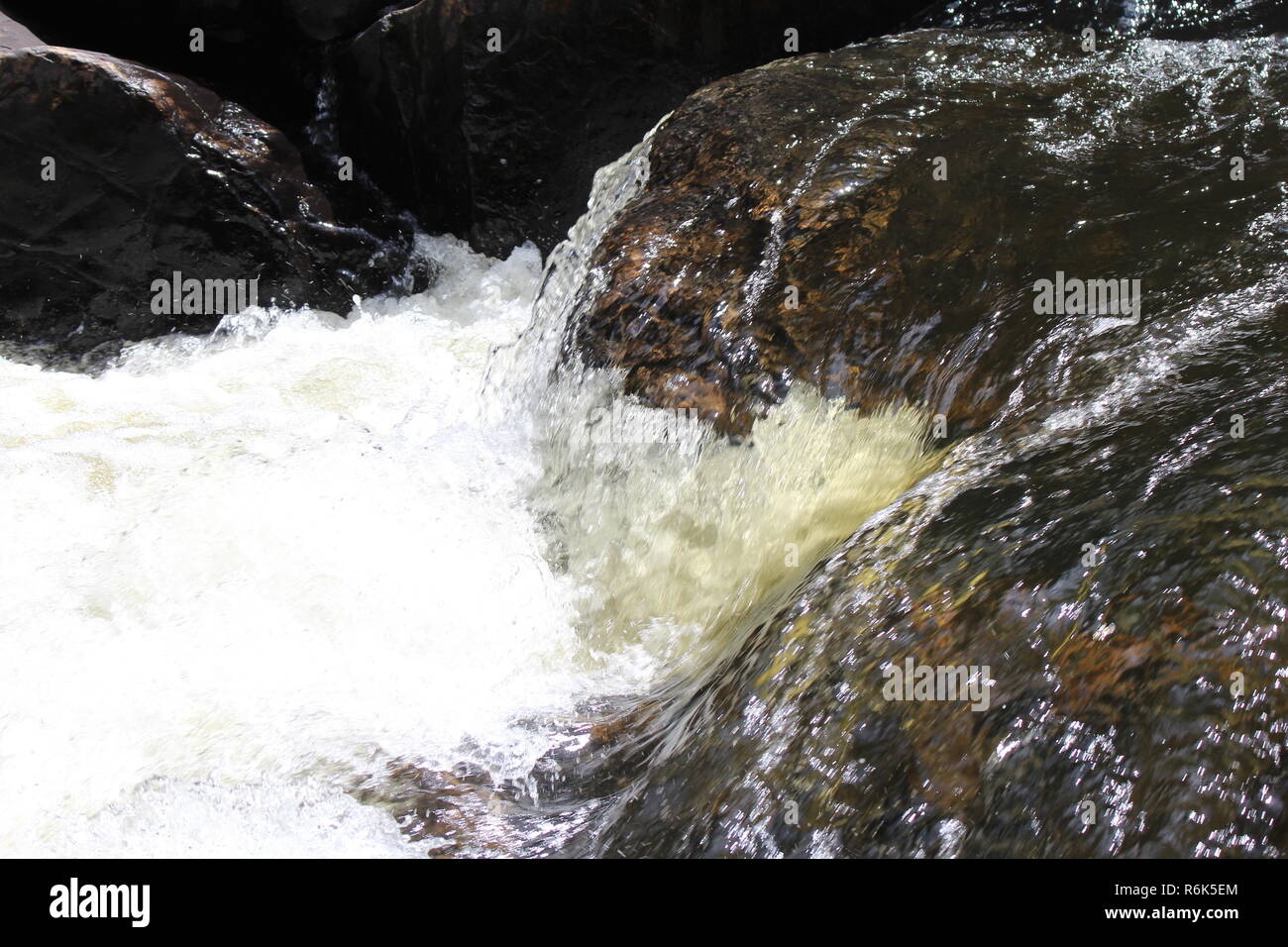 Cascade d'eau et nature / River in nature Stock Photo