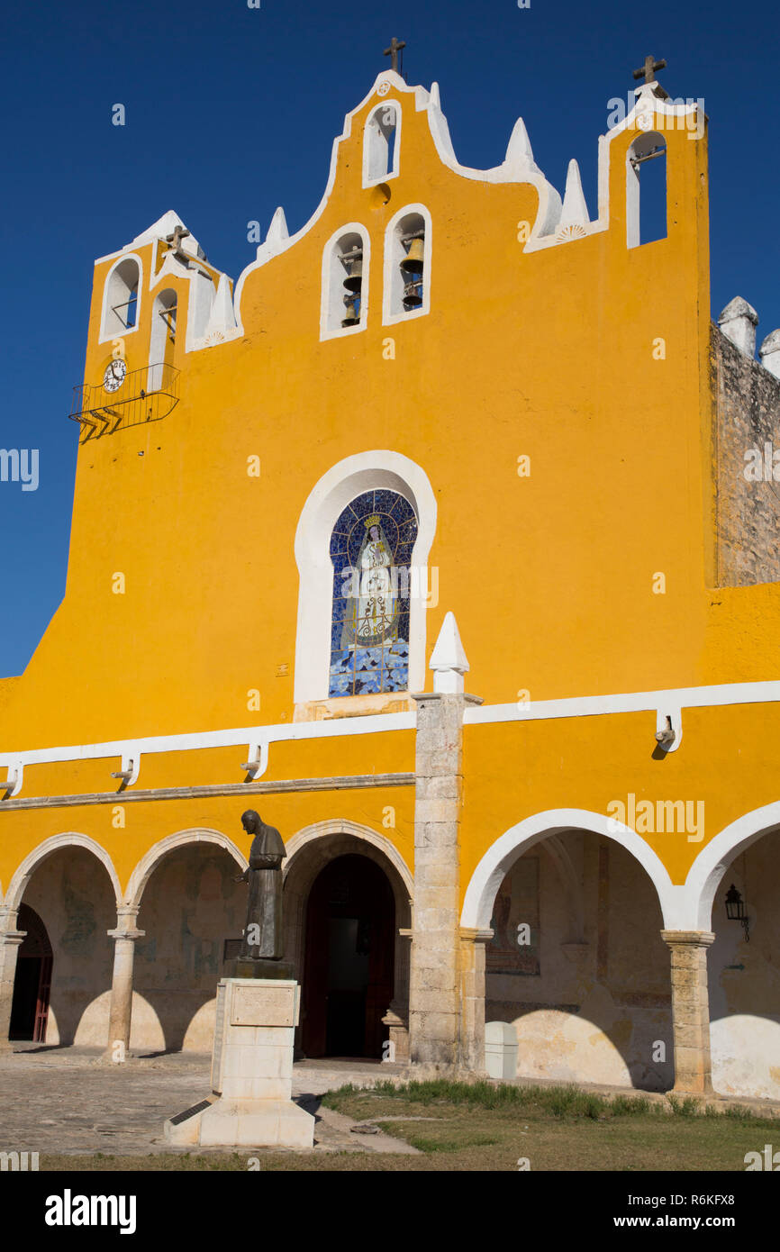Statue of Pope John Paul II, Convent of San Antonio de Padua, Completed 1561, Izamal, Yucatan, Mexico Stock Photo