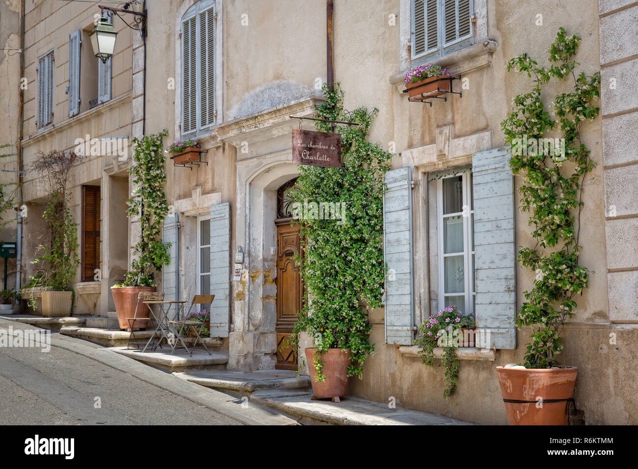 Narrow street with typical houses in the village Cucuron, Provence, Luberon, Vaucluse, France Stock Photo