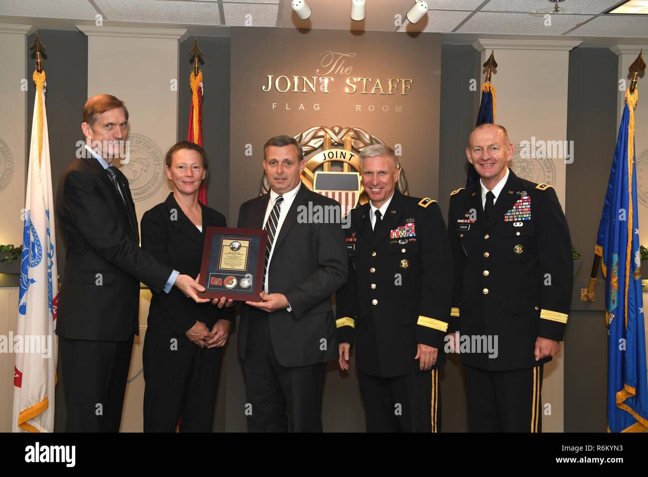 Karl F. Schneider (Left), senior career official performing the duties of the Under Secretary of the Army, host of the 2016 Lean Six Sigma excellence awards program ceremony May 18, 2017 at the Pentagon in Arlington, Va., poses with Diane Parks (Second from left), U.S. Army Corps of Engineers Nashville District chief of Operations, Tim Dunn (Third from left), Nashville District deputy chief of Operations, and Maj. Gen. Richard L. Stevens, (Fourth from left) U.S. Army Corps of Engineers deputy commanding general, and Lt. Gen. Edward C. Cardon, director of the Office of Business Transformation.  Stock Photo