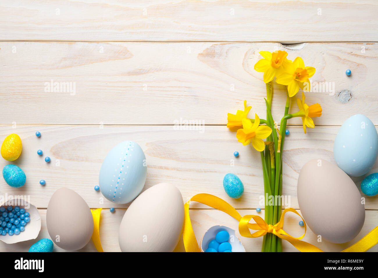 easter background with easter eggs and spring flowers Stock Photo - Alamy