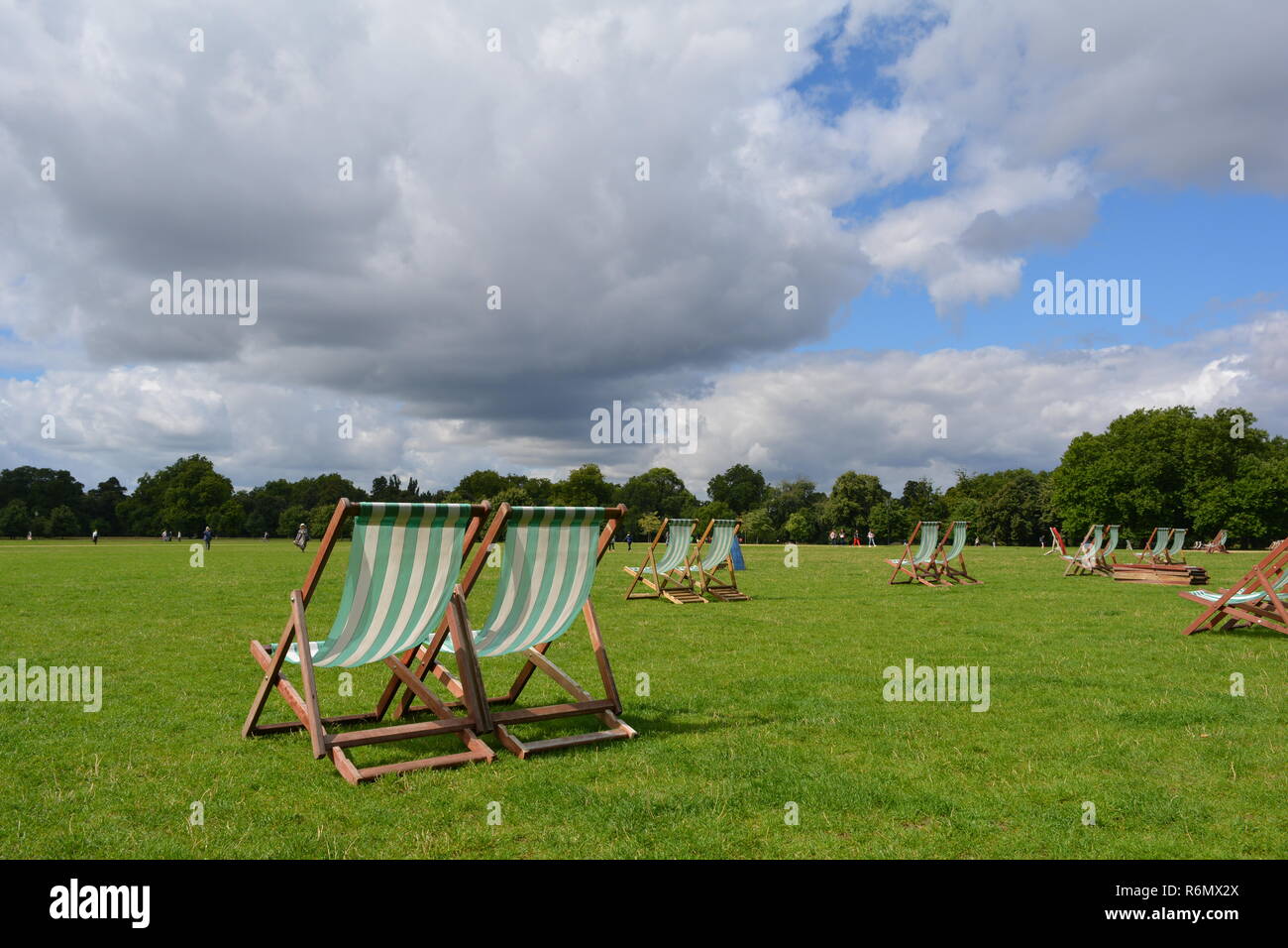 Sunbathing in hyde park hi-res stock photography and images - Alamy