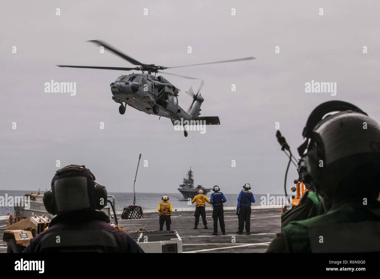 Mh 60 seahawk refueling hi-res stock photography and images - Alamy