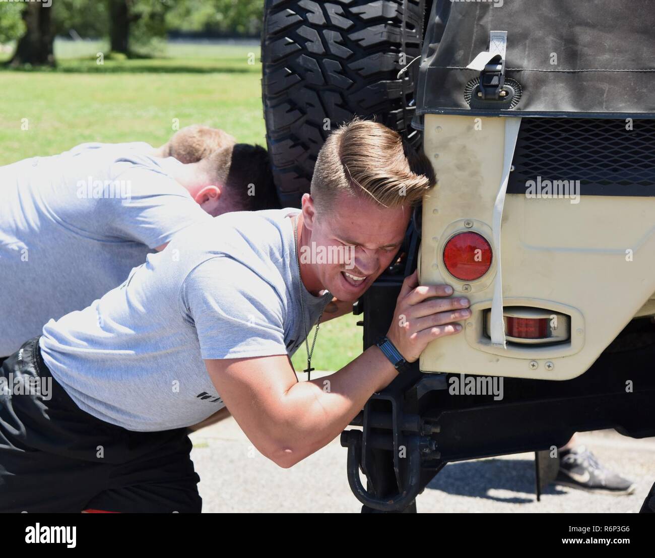 Army humvee women hi-res stock photography and images - Alamy