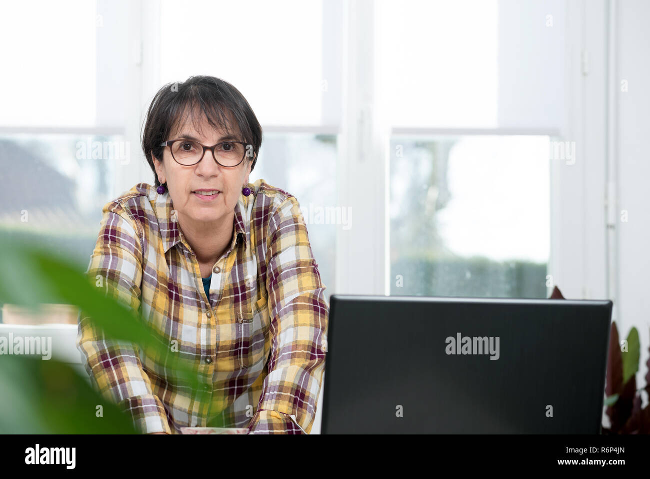 Bussiness people check in hi-res stock photography and images - Alamy