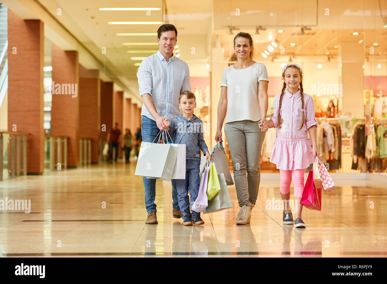 The are going shopping walking. Семья шоппинг. Фотосессия в торговом центре семья. Семья с покупками. ТЦ семья.