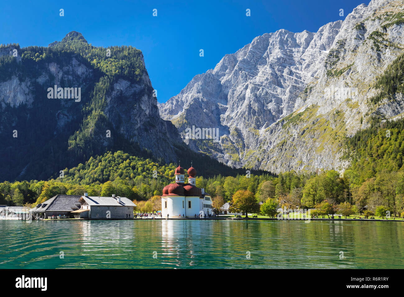 St. Bartholomä am Königssee gegen Watzmann, Berchtesgadener Land, Nationalpark Berchtesgaden, Oberbayern, Deutschland Stock Photo