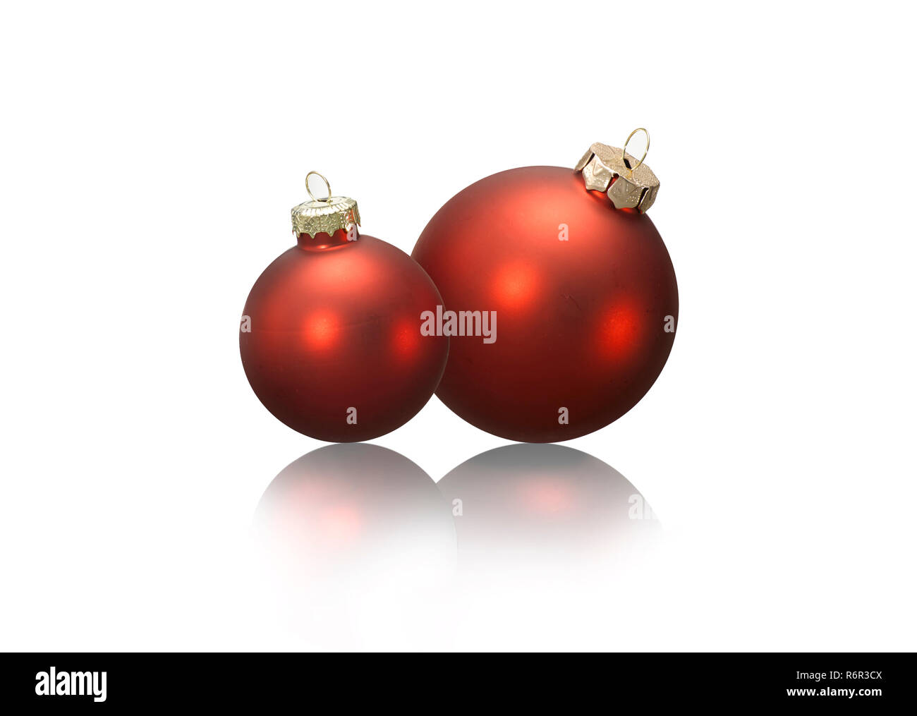 Zwei rote Weihnachtskugeln auf wei§em Grund mit Spegelung. Stock Photo