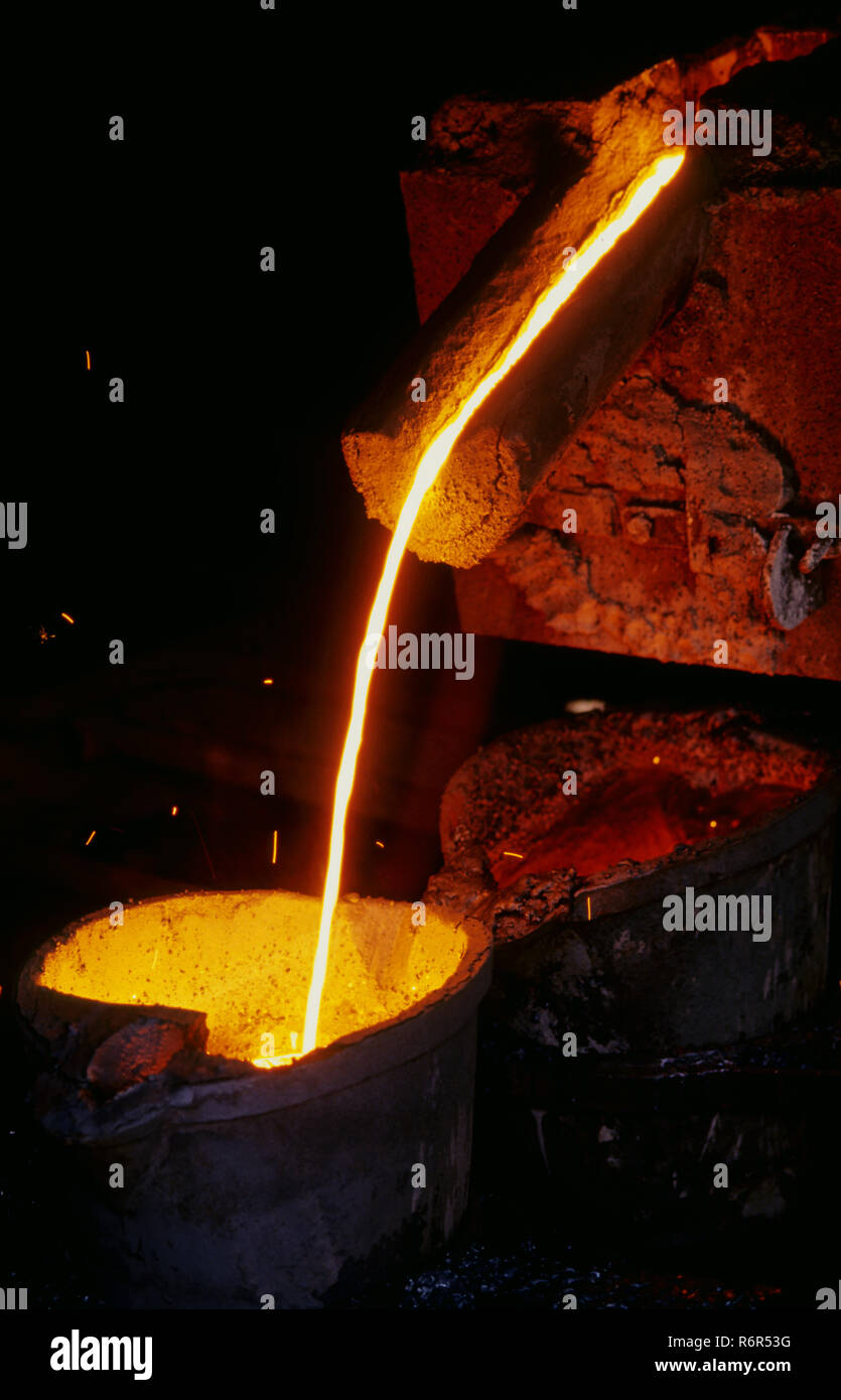 Pouring molten yellow metal in foundry, rajkot, gujarat, india Stock Photo