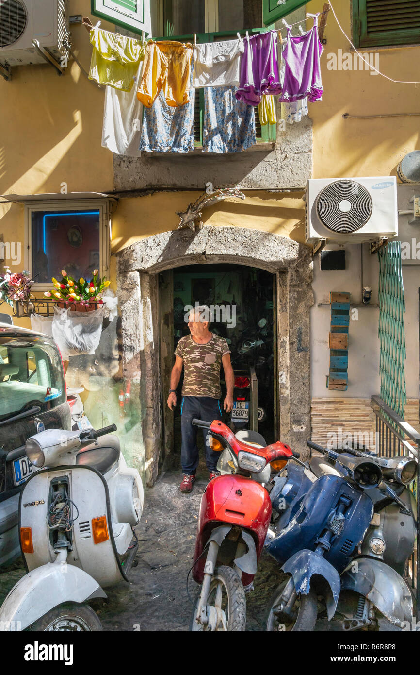 A motor Mechanics workshop in the Quartieri Spagnoli, Spanish Quarter, still one of Naples poorest areas, Naples, Italy. Stock Photo