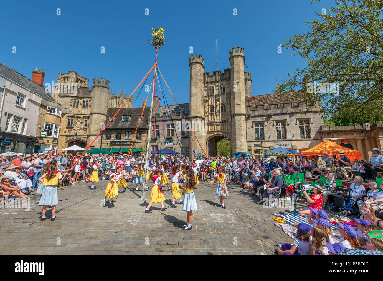 Primary schools children dancing hires stock photography and images