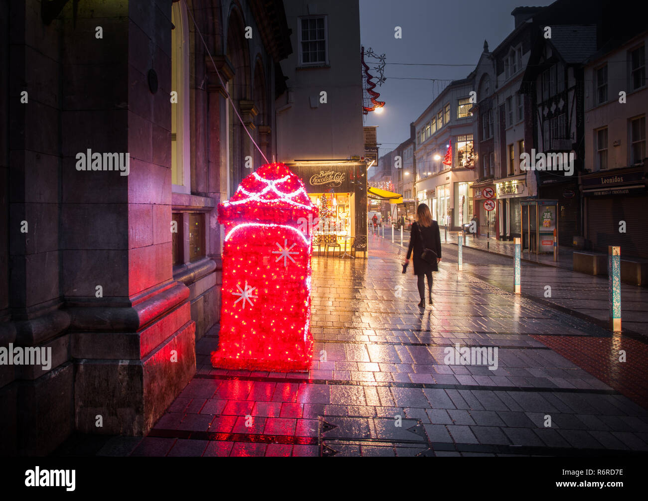 Cork City, Cork, Ireland. 05th December, 2018. A special post box for letters to Santa stands outside the General Post Office while  a woman walks to  Stock Photo