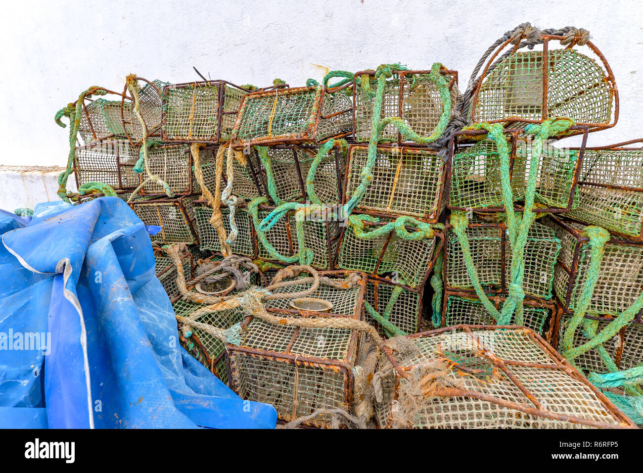 https://c8.alamy.com/comp/R6RFP5/vigogalicia-spain-112518-lobster-traps-and-ropes-on-the-pier-in-canido-R6RFP5.jpg