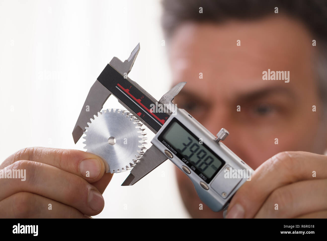 Инструмент для измерения больших наружных диаметров. Измерение углов с помощью линейки. Выезд на замер. А как его измерить. Человек с рулеткой.