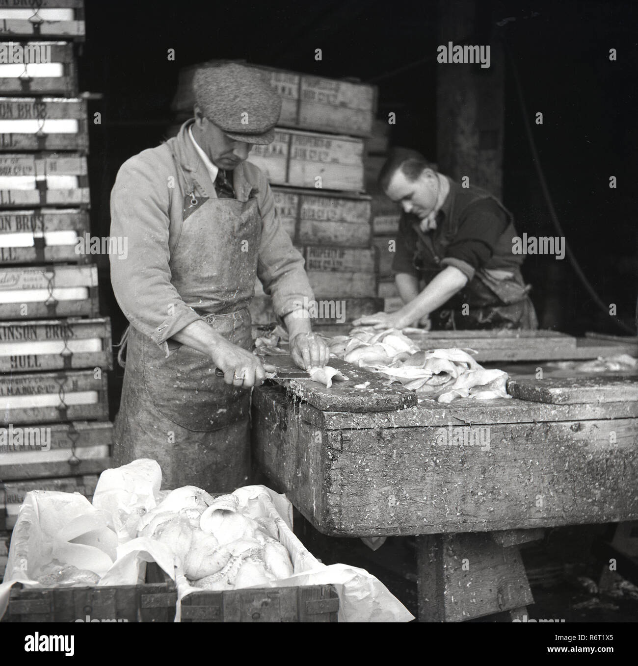 1950s, historical, skilled male workers outside Billingsgate fish