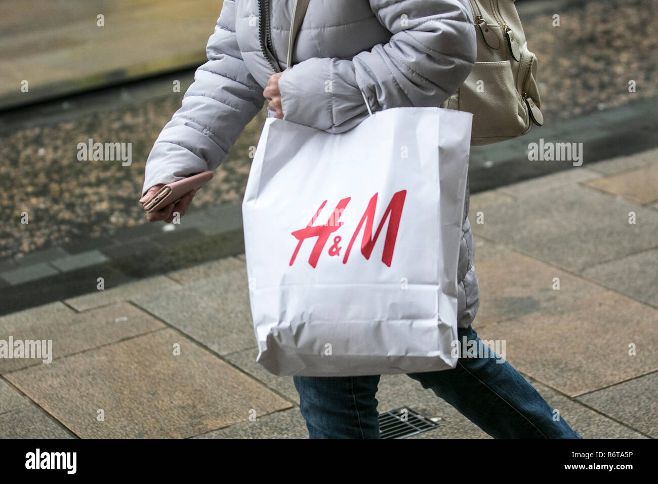 H&m logo bag hi-res stock photography and images - Alamy