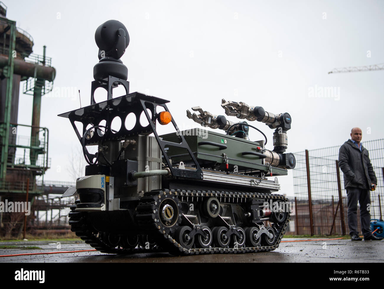 Dortmund Germany 06th Dec 18 The Manipulation Robot Longcross Is Exhibited At A Presentation The Robot Is Part Of A Research Project For Rescue Robots Of The Fraunhofer Institute Credit Christophe Gateau Dpa Alamy