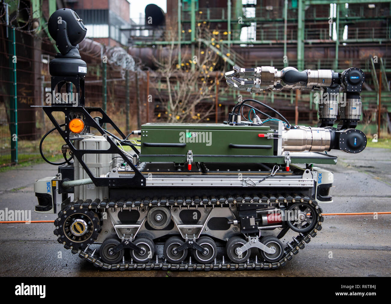 Dortmund Germany 06th Dec 18 The Manipulation Robot Longcross Is Exhibited At A Presentation The Robot Is Part Of A Research Project For Rescue Robots Of The Fraunhofer Institute Credit Christophe Gateau Dpa Alamy