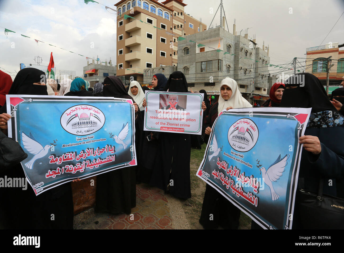 Gaza, Palestine. 6th December 2018.Palestinian protestors march during a demonstration against an upcoming UN General Assembly vote on a US-drafted resolution condemning the Palestinian Hamas movement in the town of Rafah in the southern Gaza Strip on December 6, 2018. Nikky Haley, who will step down as US ambassador to the UN at the end of the year, has repeatedly accused the United Nations of having an anti-Israel bias and strongly supports Israel in its latest confrontation with Hamas in Gaza.  © Abed Rahim Khatib / Awakening / Alamy Live News Stock Photo